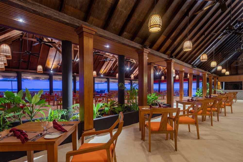 Dhandifulhu Restaurant at Dhigufaru Island Resort thumbnail 4